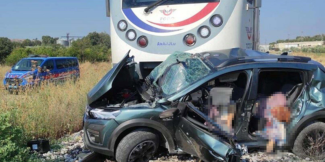 Yolcu treni otomobile çarptı, aynı aileden 3 kişi öldü