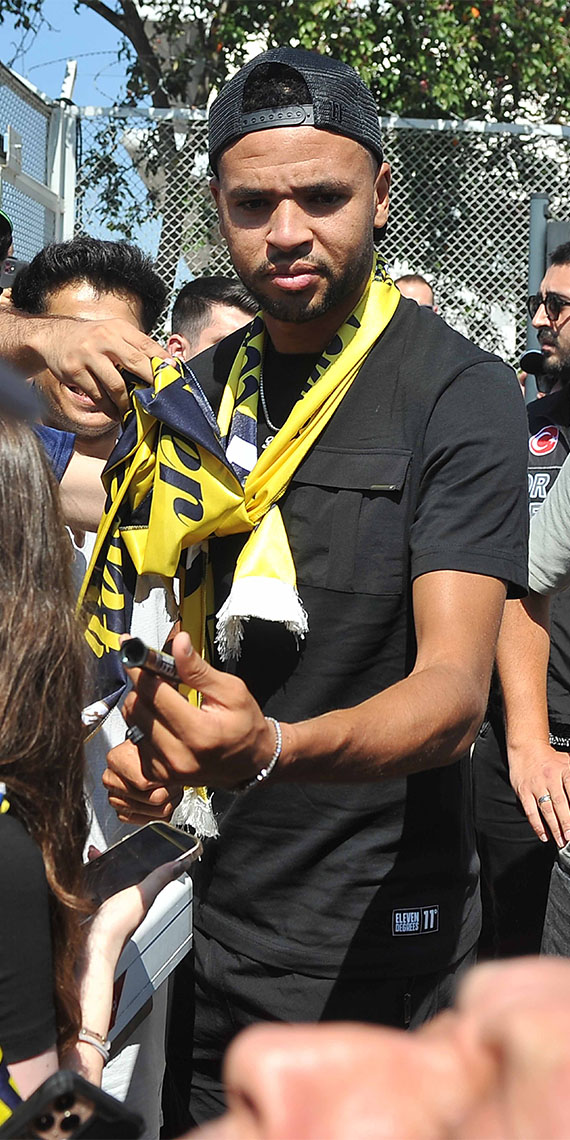 Fenerbahçe'nin yeni golcüsü Youssef En-Nesyri, İstanbul’a geldi. Nesyri’yi sportif direktör Mario Branco ve kulüp yetkililerin yanı sıra az sayıda Fenerbahçe taraftarı karşıladı.