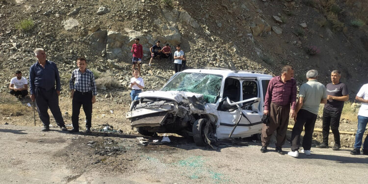 Yüksekova'da 2 araç kafa kafaya çarpıştı: 2'si ağır 13 yaralı