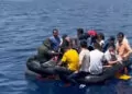 Yunanistan'ın geri ittiği 17'si çocuk 32 göçmen kurtarıldı