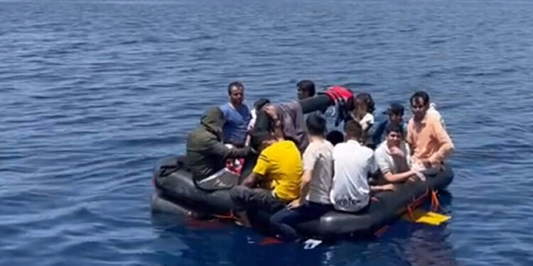 Yunanistan'ın geri ittiği 17'si çocuk 32 göçmen kurtarıldı