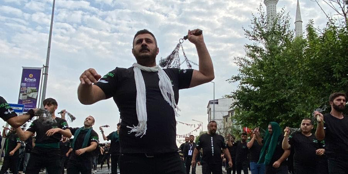 Yüzlerce kişi sinelerine vurarak gözyaşı döktü