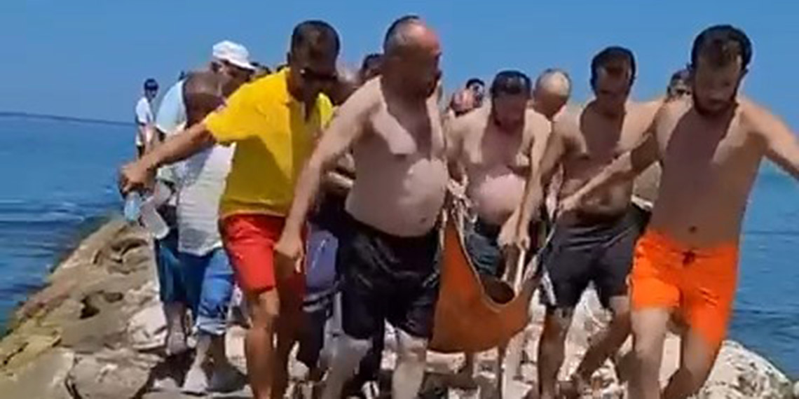 Yüzme bilmediği halde denize atlayan çocuğu, çevredekiler kurtardı