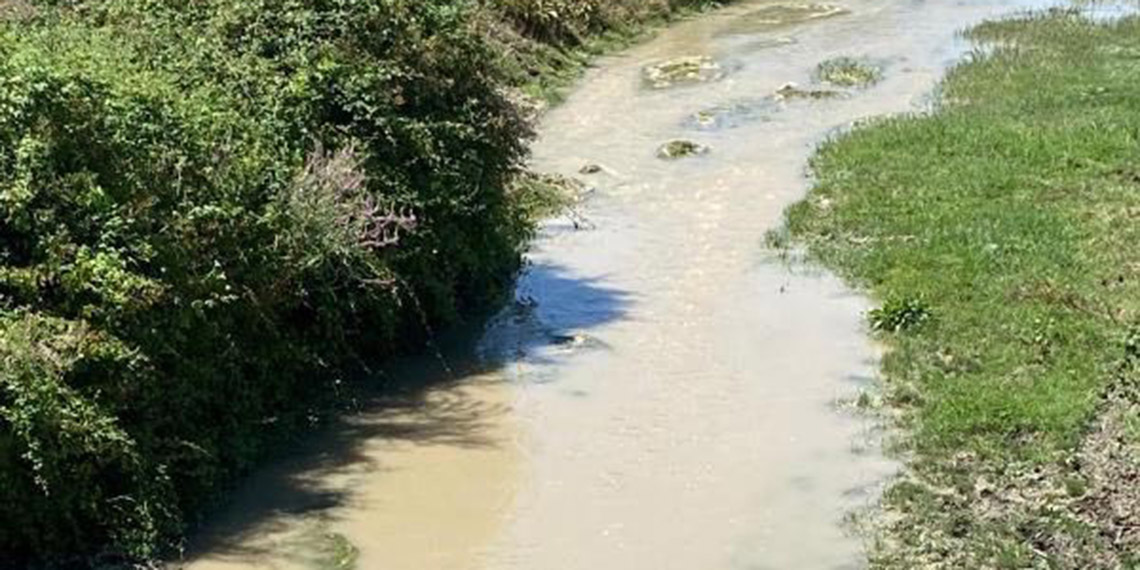Zehirli atıklarını dereye boşaltan firmalara milyonluk ceza