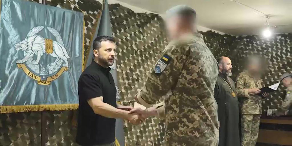 Zelenski, Harkiv'de komuta merkezini ziyaret etti