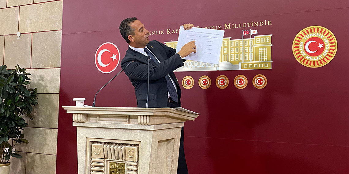 CHP Grup Başkan Vekili Ali Mahir Başarır TBMM'de basın toplantısı düzenledi. Başarır, "Hayvan kanunu geri çekilmeden beyefendilere yol açmayacağız" dedi.