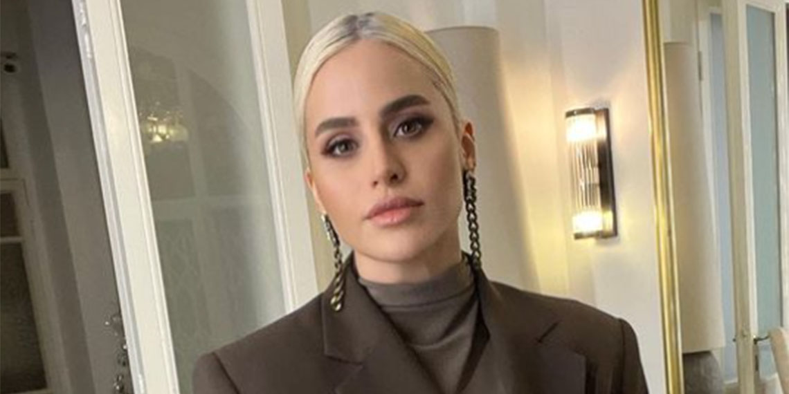 Büşra Pekin Altın Küre Ödülleri'nin sunuculuğunu üstlendi