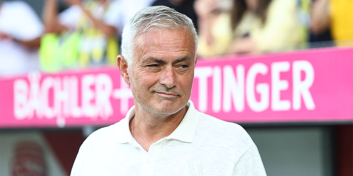 Plastik bir zeminde maç oynamak zordu