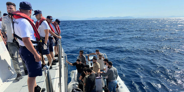 Marmaris'te lastik bottaki 23 kaçak göçmen kurtarıldı