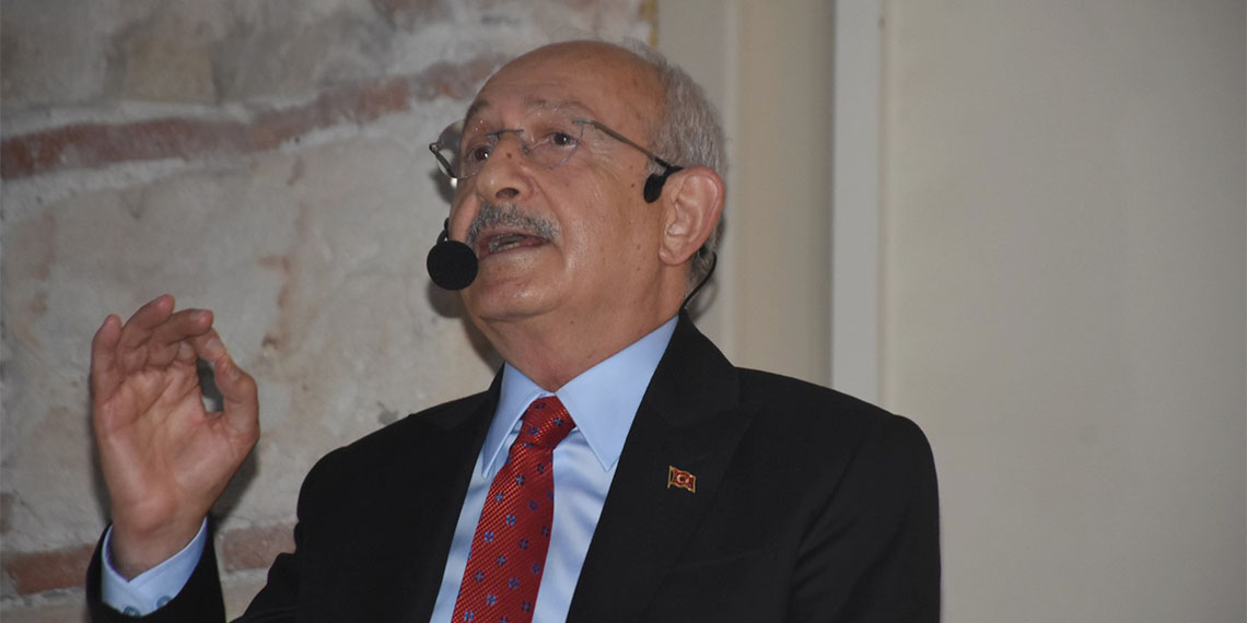 Cumhuriyet Halk Partisi (CHP) Eski Genel Başkanı Kemal Kılıçdaroğlu, "Medyanın susmaması gerekiyor. Gazeteciler susarsa, cumhuriyet, halk ve hak susar" dedi.
