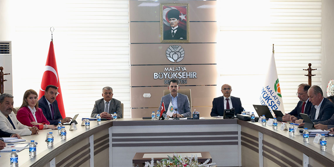 Çevre, Şehircilik ve İklim Değişikliği Bakanı Murat Kurum, göreve başlamasının ardından ilk ziyaretini Malatya'ya yaptı. Bakan Kurum, "Asrın felaketinin açtığı tüm yaraları saracağız" dedi.