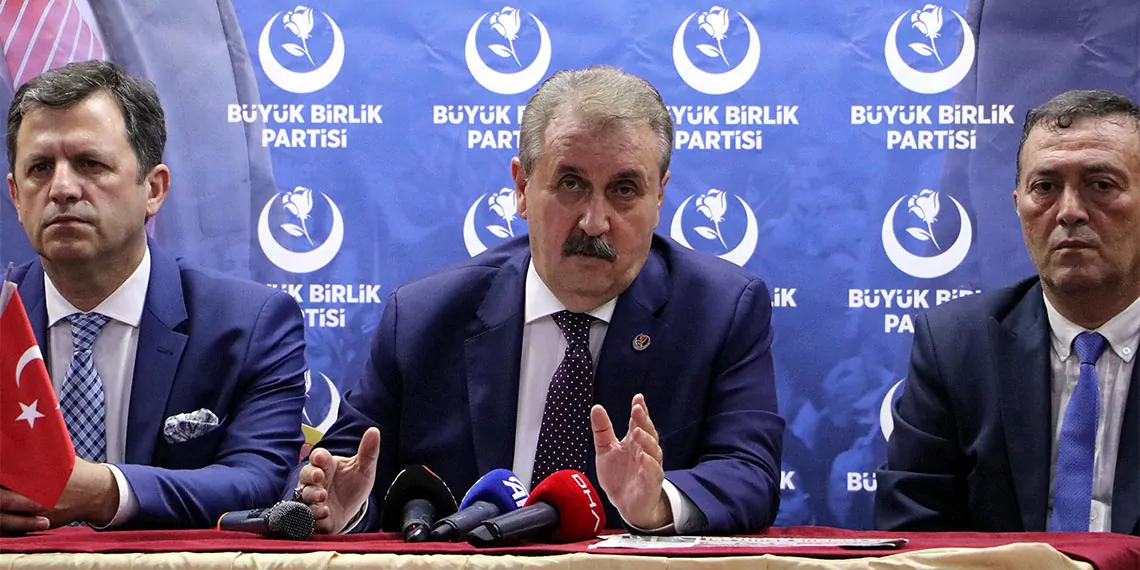 Büyük birlik partisi (bbp) genel başkanı mustafa destici, “biz demiyoruz ki köpekleri toplayalım, toptan öldürelim. Biz diyoruz ki köpeklerimizi sokaklarımızdan temizleyelim ve saldırgan olanları sahipsiz olanları, bulaşıcı hastalık taşıyanları da uyutalım diyoruz. Bu kadar basit” dedi.