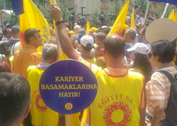 Öğretmenlik Meslek Kanunu'nu protesto eden öğretmenler eylemde