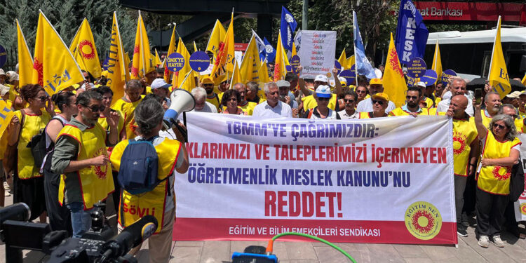 'Öğretmenlik Meslek Kanununa Hayır' diyen öğretmenler sokakta