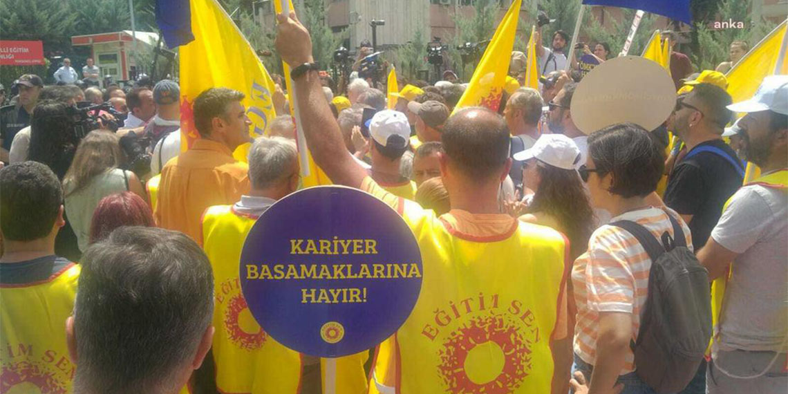 Öğretmenlik Meslek Kanunu'nu protesto eden öğretmenler eylemde