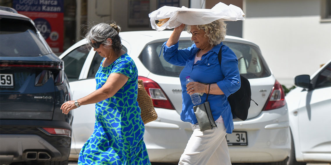 Afrika ve Basra kökenli sıcak hava dalgası etkili olmaya devam ederken, AKOM'dan "tehlikeli sıcaklık" uyarısı yapıldı.