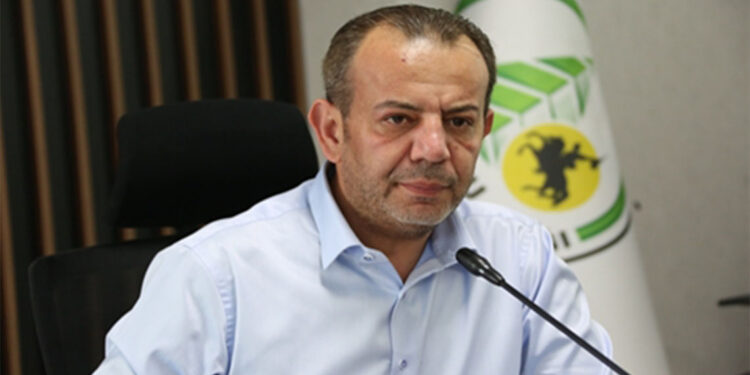 Merih Demiral'ın bozkurt işareti yapan heykelini dikeceğim!