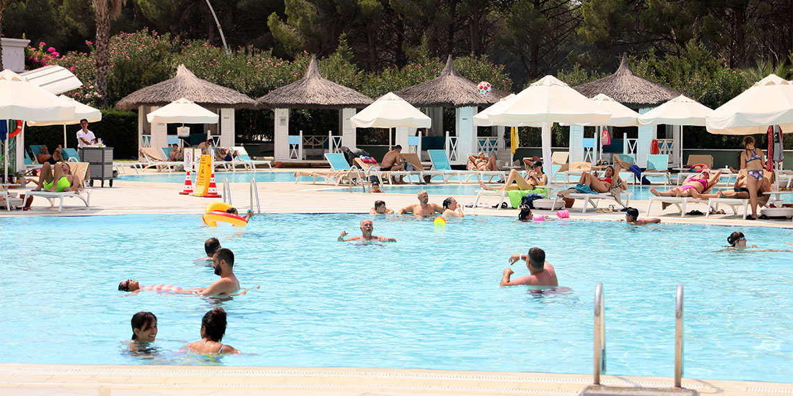 Antalya'da otelciler, son dönemde Yunan adalarının çok ucuz olduğu ve otellerin boş kaldığı yönündeki iddialara tepki gösterdi. Profesyonel Otel Yöneticileri Derneği (POYD) Başkanı Hakan Saatçioğlu, "Yanlış bir algı yaratılıyor. 'Yok oteller boş kaldı, yok otellerde misafirden daha fazla personel var.' Böyle bir şey yok" dedi.