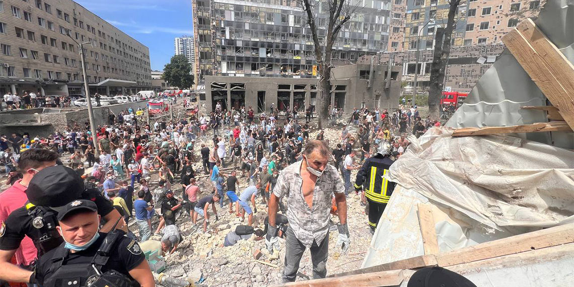 Ukrayna Acil Durumlar Servisi’nden yapılan açıklamada, sabah saatlerinde Rusya Kiev'i vurdu, 8 kişi öldü, 25 yaralı var.