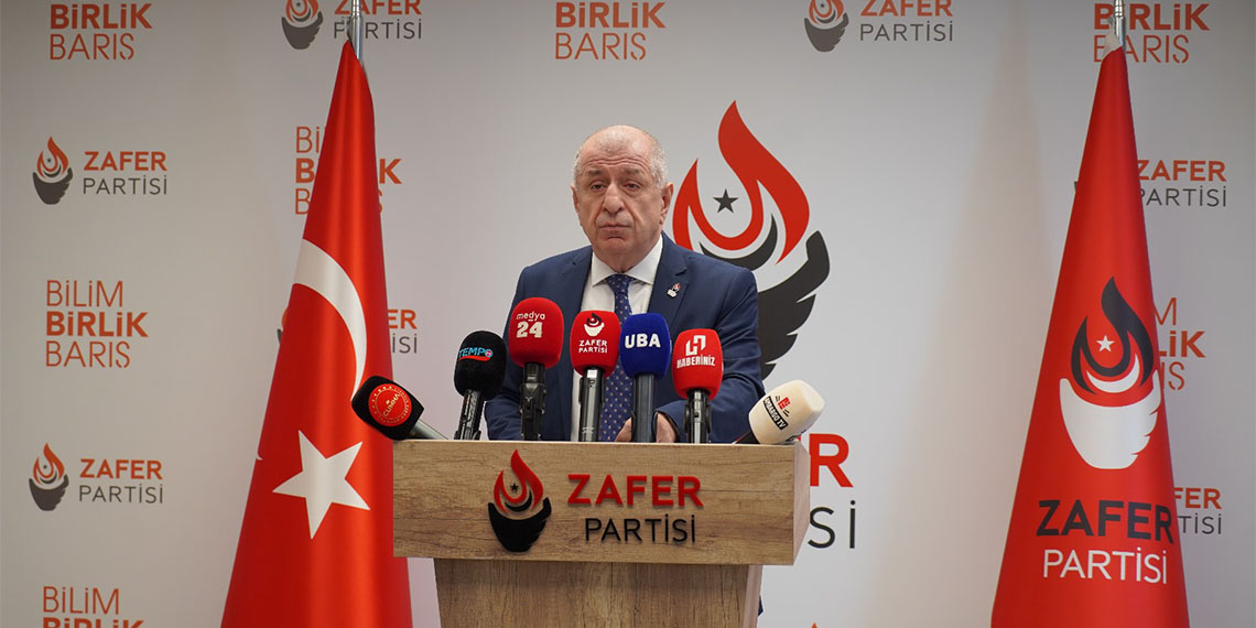 Zafer Partisi Genel Başkanı Prof. Dr. Ümit Özdağ, Kayseri’de Suriyeli sığınmacı tarafından Suriyeli bir kız çocuğuna cinsel istismarda bulunulması üzerine Kayseri ve ülkemizin birçok iline sıçrayan olaylar ve sonrasında Suriye'de yaşanan olaylarla ilgili basın toplantısı düzenledi.