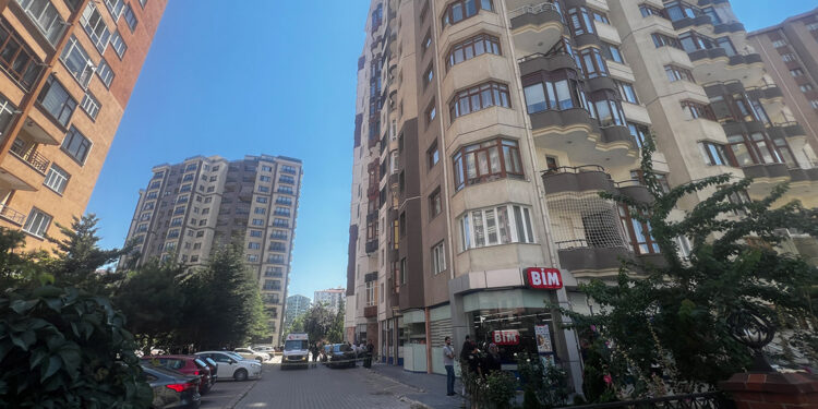 11'inci kattan düşüp öldü
