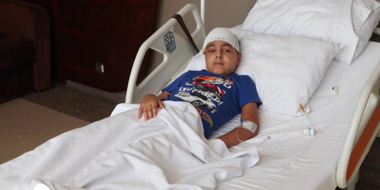 12 yaşındaki Anton beyin tümöründen Türkiye’de kurtuldu