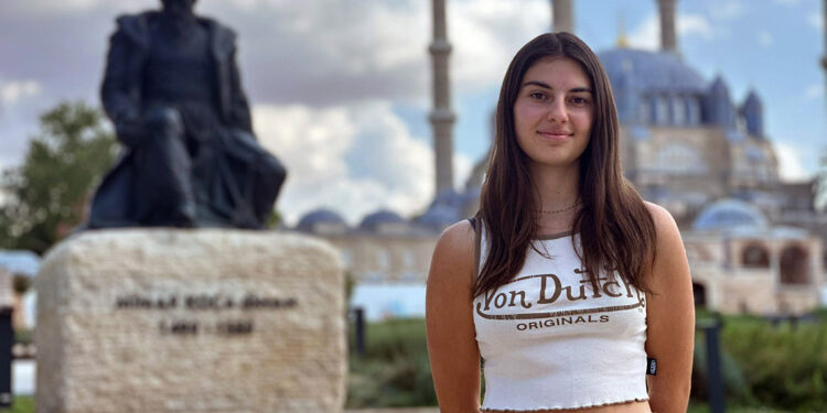 16 yaşındaki Gülafer Cumert, Almanya'da belediye meclis üyesi seçildi