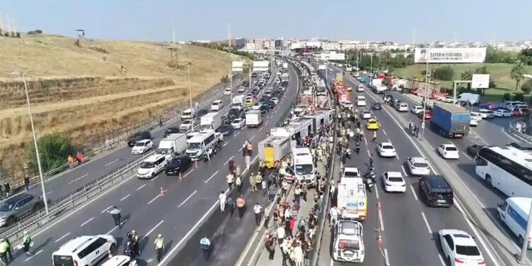 Küçükçekmece'deki metrobüs kazasıyla ilgili 3 gözaltı