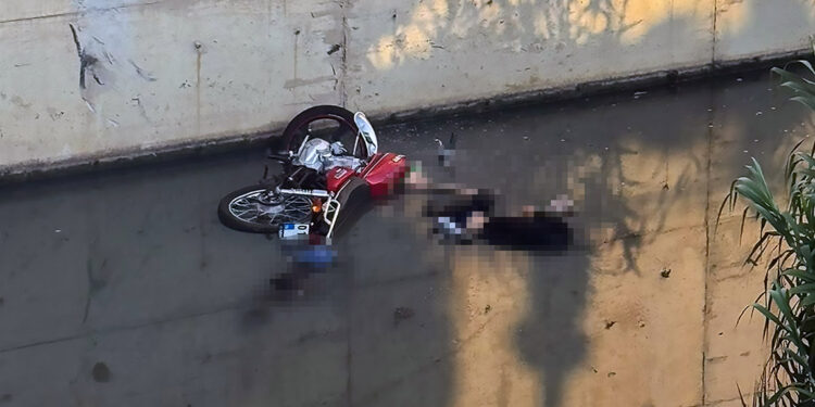 2 arkadaş, devrilen motosiklet ile sulama kanalında ölü bulundu