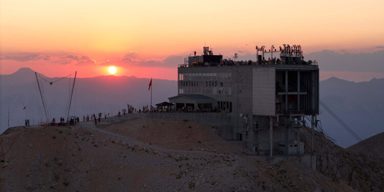 2 bin 365 metrelik Tahtalı Dağı zirvesinde müzik festivali