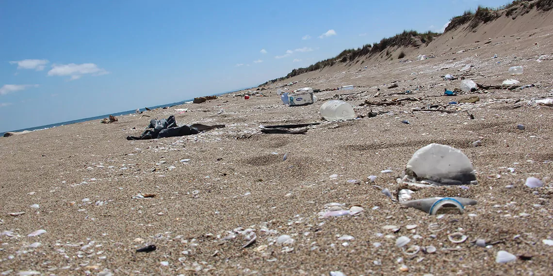 2 kilometrelik kumsal çöple kaplandı