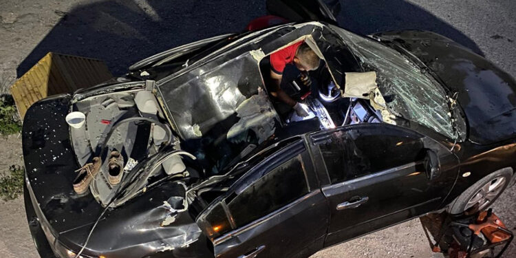 20'nci kattan otomobilin üzerine düşüp, ağır yaralandı