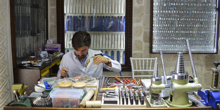 5 bin yıllık telkari sanatını yaşatıyor; Obama ve Putin için de çalışma yaptı