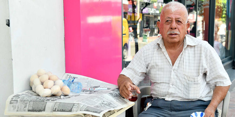 52 yıldır köylüden takasla aldığı ürünleri satıyor