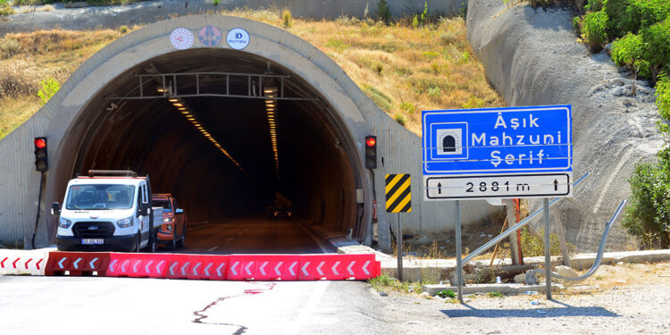 6 Şubat depreminde beton blokları oynayan tünel, yeniden trafiğe kapatıldı