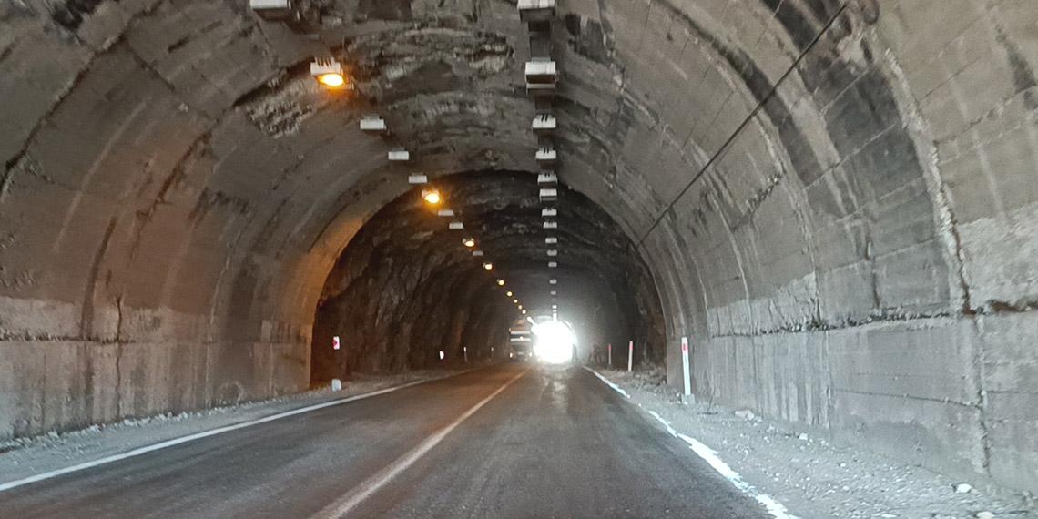 6 Şubat depreminde beton blokları oynayan tünel, yeniden trafiğe kapatıldı