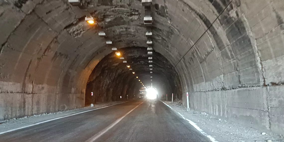 6 şubat depreminde beton blokları oynayan tünel, yeniden trafiğe kapatıldı