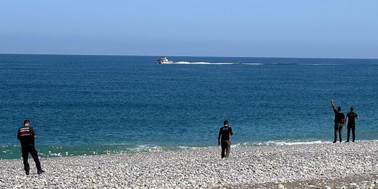 6 kişinin bulunduğu tekne battı; 3 kişi aranıyor