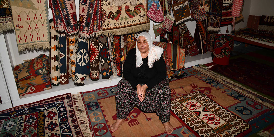 Osmaniye’de yaşayan Hacer Cafri (73), 66 yıldır kentin coğrafi işaretli ürün olan Karatepe kilimi dokuyor.