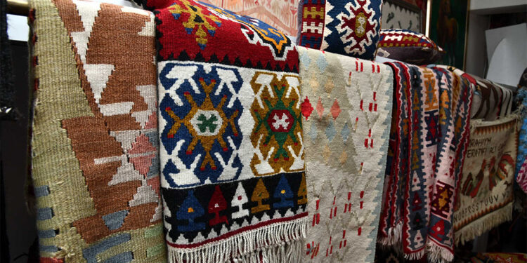 66 yıldır Karatepe kilimi dokuyor