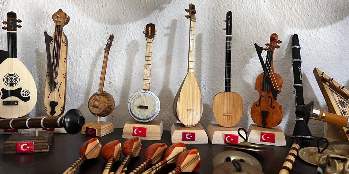 Muğla'nın Milas ilçesinde yaşayan Ahmet Şenol (76), 25 yılda gezdiği ve 81 ilden topladığı 2 binden fazla ürünle evini müzeye çevirdi.