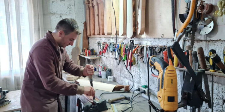 Ürettiği kemençeleri dünyaya satıyor