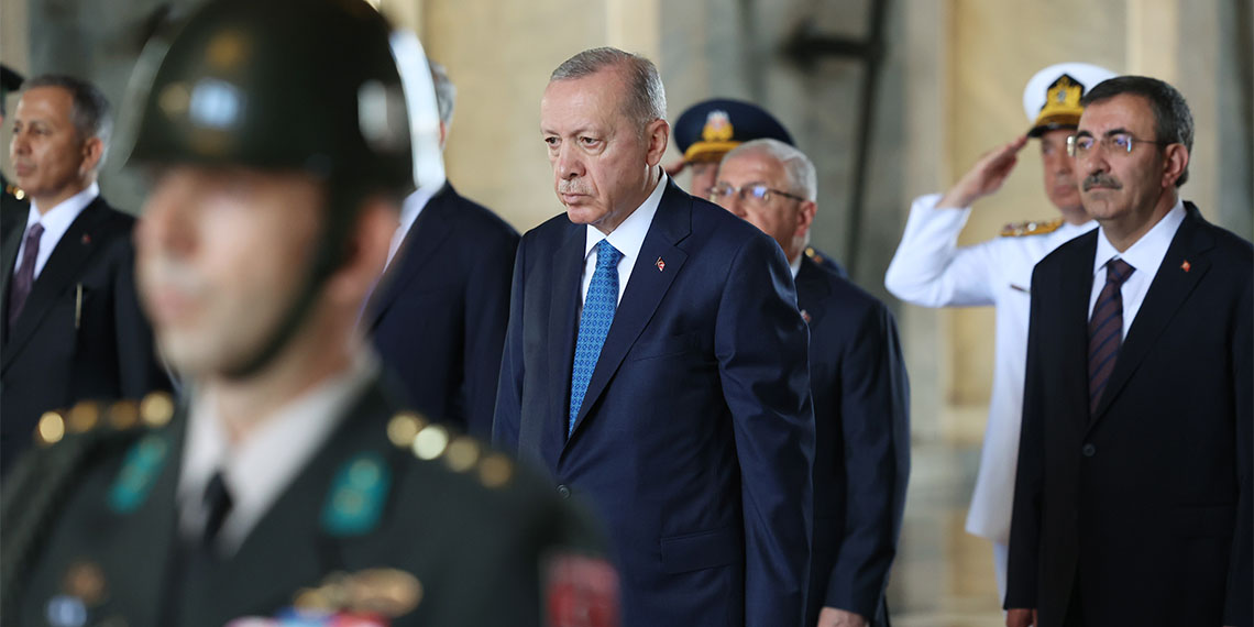 Cumhurbaşkanı Erdoğan, YAŞ üyeleriyle Anıtkabir'i ziyaret etti