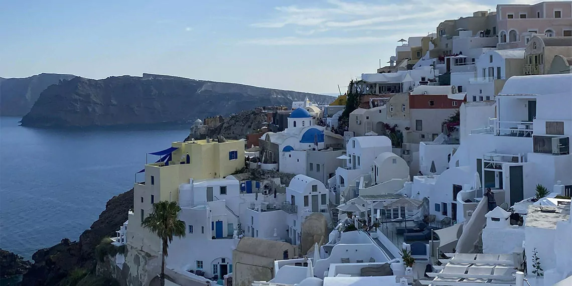 Türkiye seyahat acenteleri birliği (türsab) i̇zmir bölge temsil kurulu (btk) başkanı kıvanç meriç, yunan adaları ile türkiye'deki tatil fiyatlarının kafa kafaya olduğunu söyledi.