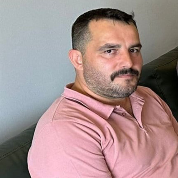 Kastamonu'da evine operasyon düzenlenen cezaevi firarisi İsmail Bayam'ın (32) tabancayla açtığı ateşle şehit olan polis memuru Ahmet Şahan (38) için İl Emniyet Müdürlüğü'nde tören düzenlendi.