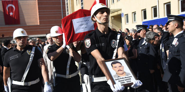 Şehit olan polis memuru Ahmet Şahan için tören