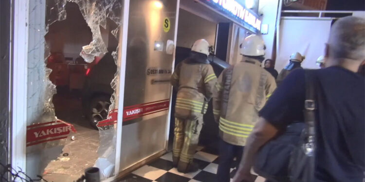 Silivri'de oto galeride patlama