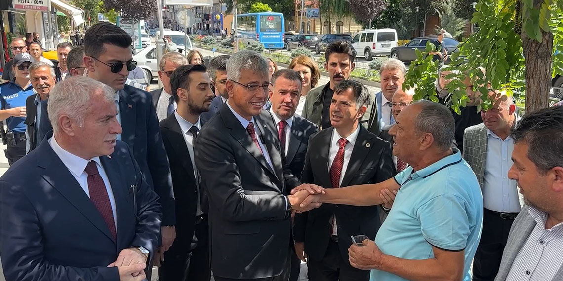 Sağlık Bakanı Memişoğlu, "Şu anda Bayburt'ta yeni yapılan devlet hastanemizde sağlıkla ilgili bilgileri, istekleri aldık. Bayburt'taki eski hastanemizle ilgili sağlık planlamamızı yapıyoruz. Bununla beraber Bayburt'un sağlıkla ilgili birçok sorunun çözüldüğünü görüyoruz" dedi.