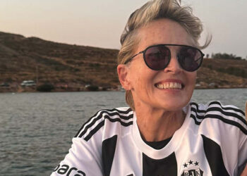 Sharon Stone'a Beşiktaş forması giydirdiler
