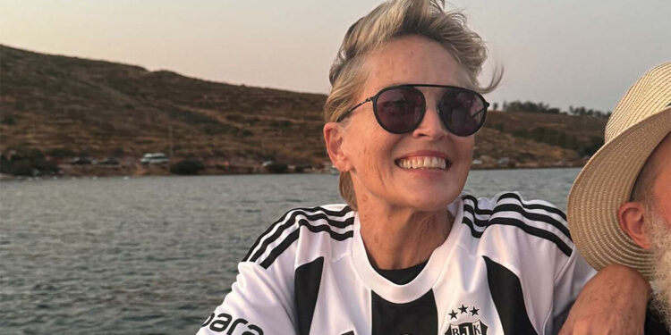 Sharon Stone'a Beşiktaş forması giydirdiler